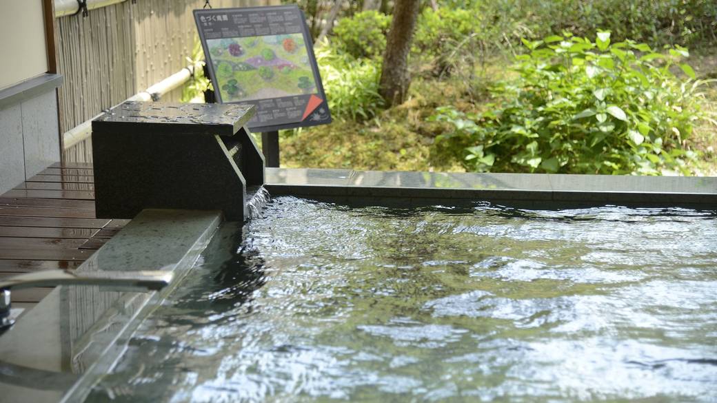 露天風呂付きの部屋で
贅沢感もひとしお / 2