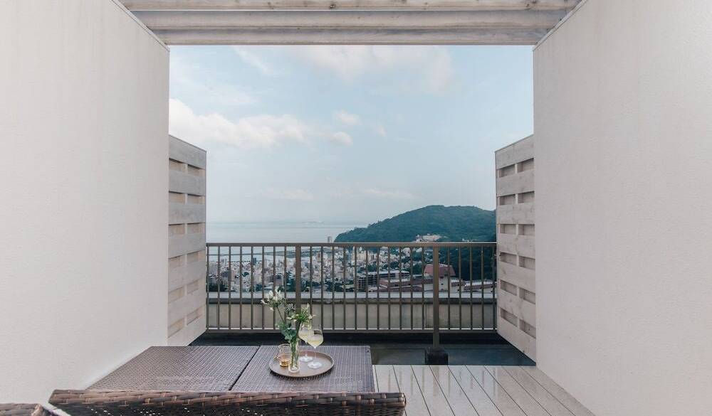 モダンでおしゃれな
客室へ / 4