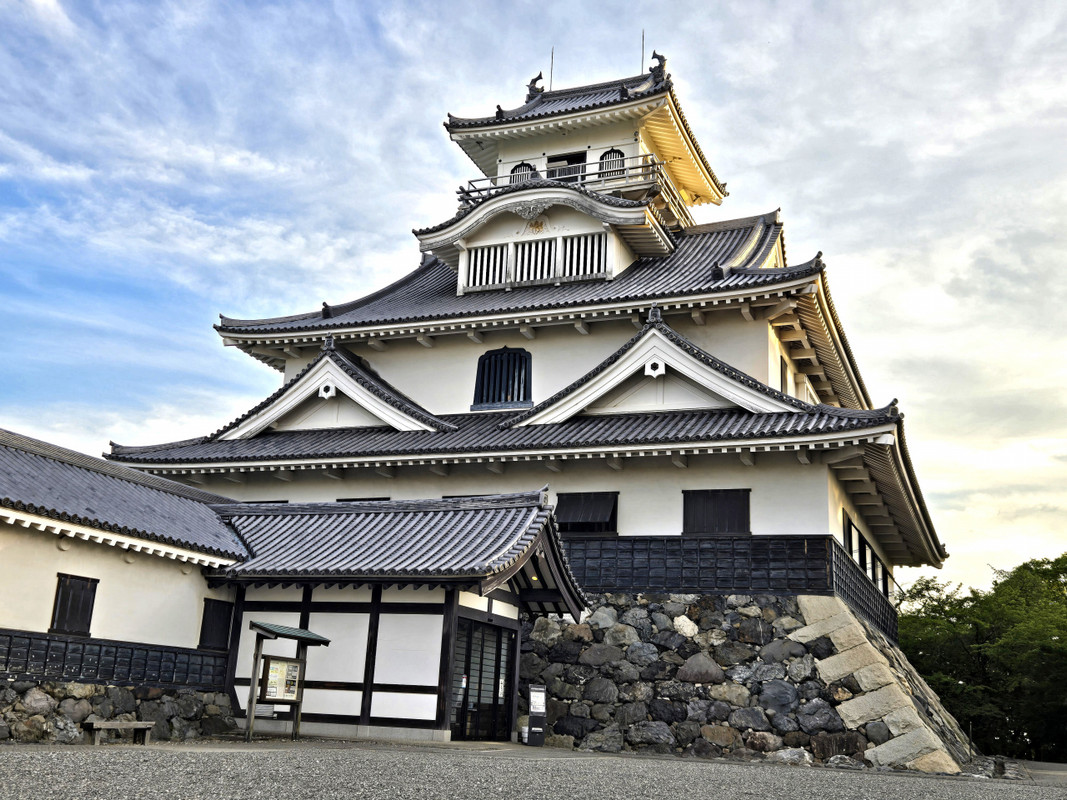 近隣には長浜城模擬天守（長浜城歴史博物館）もあります