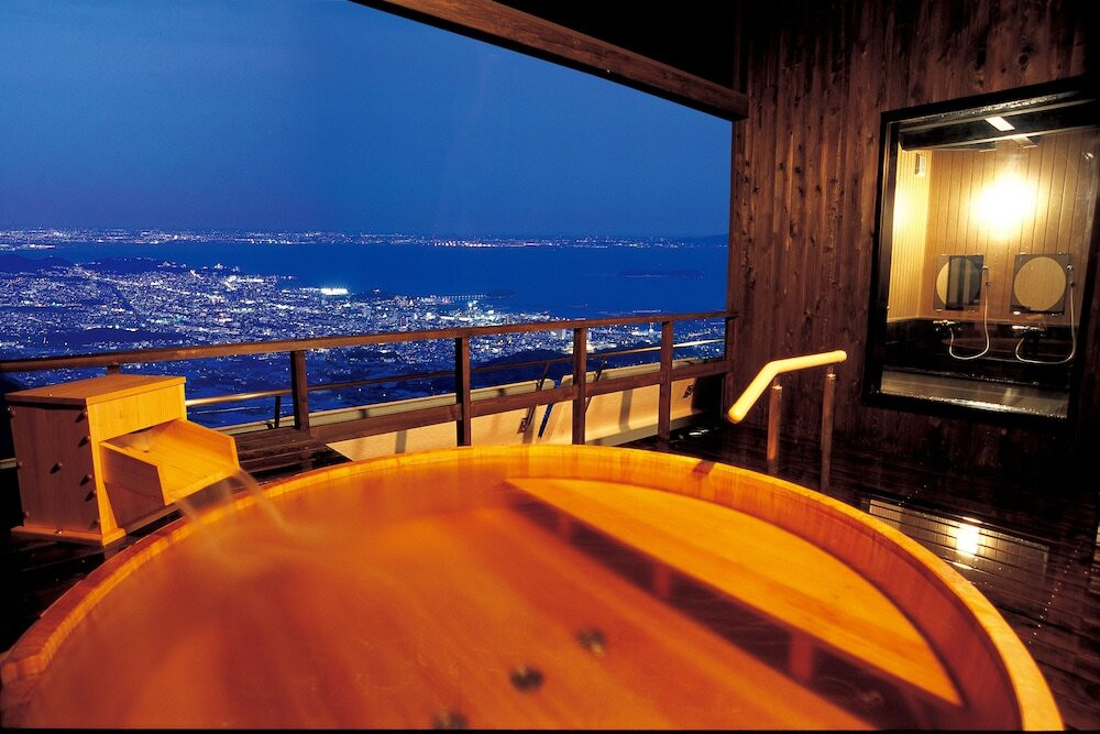 煌めく夜景に2人の気分も盛り上がる♡伊勢海老、アワビなど豪華なお料理も4067233