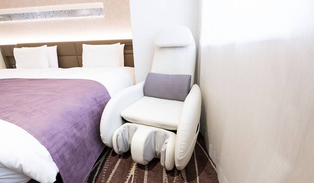 快眠できる大きなベッドと
マッサージチェアが完備 / 3