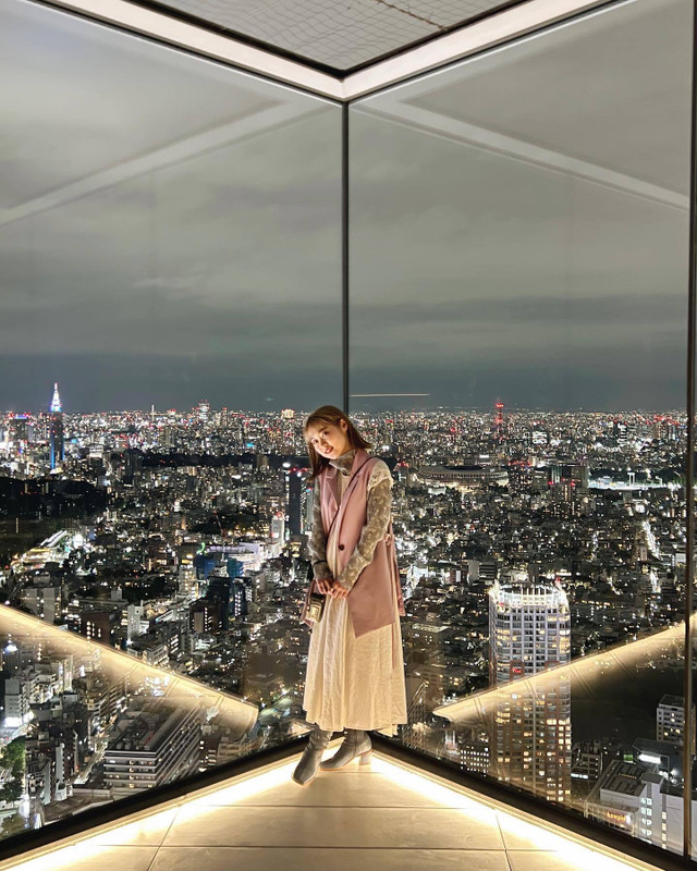 「渋谷スクランブルスクエア」の屋上にある展望施設「SHIBUYA SKY」。輝く渋谷の夜景をバッグに、思い出の1枚を。 / 4