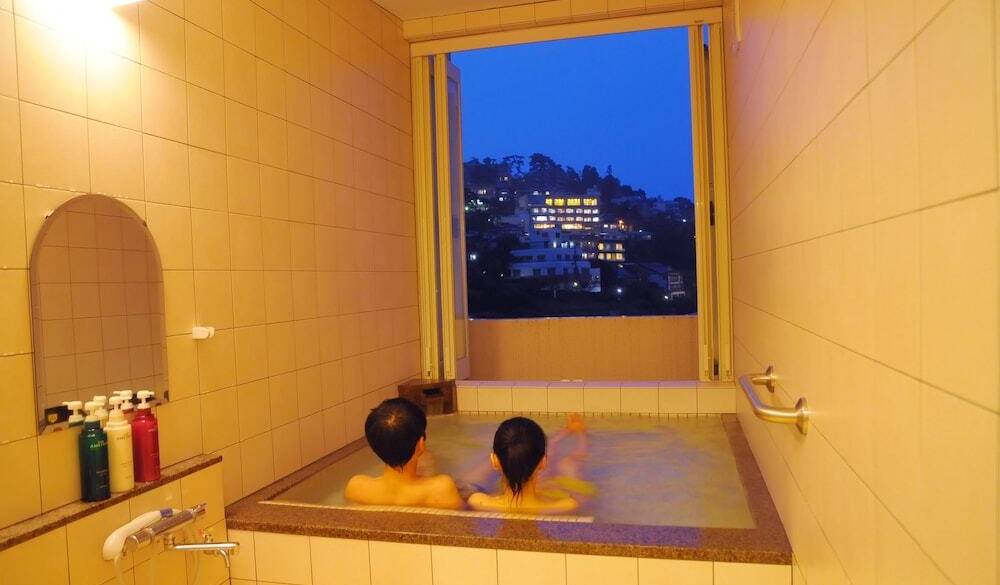 温泉貸切風呂で
疲れを癒して / 3