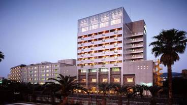 施設の正面 (日没後) / 1