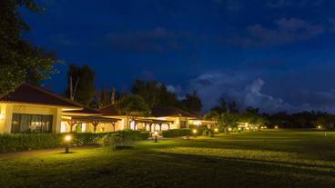 施設の正面 (日没後) / 2