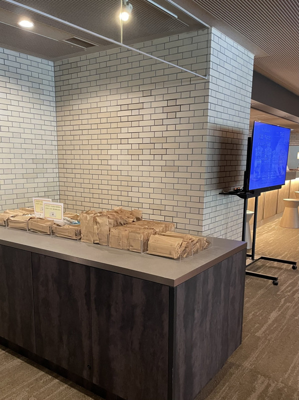 フロント脇にアメニティがあり必要なものを持っていく スタイル