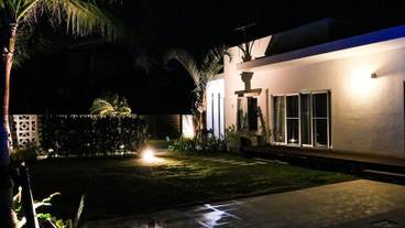 施設の正面 (日没後) / 6