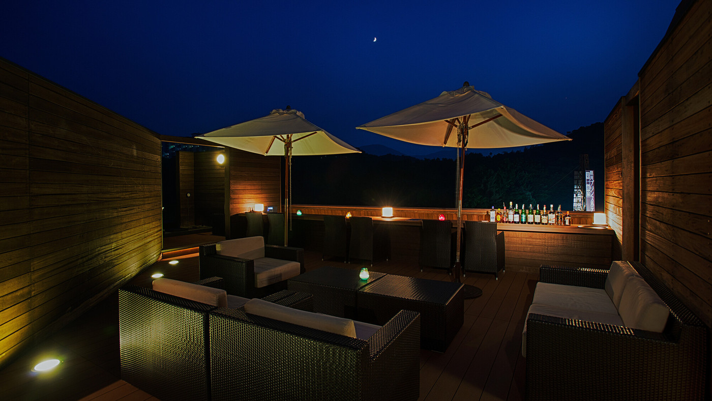 月を眺めるバーでロマンチックな時間を4759182