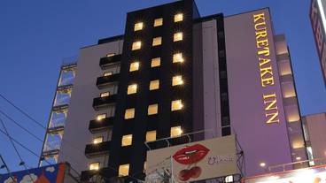 施設の正面 (日没後) / 2