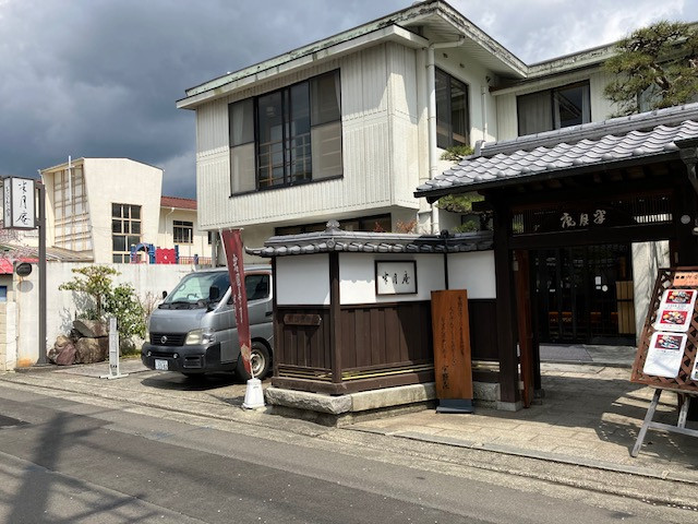 入り口　入ってすぐ池があり錦鯉が泳いでいる