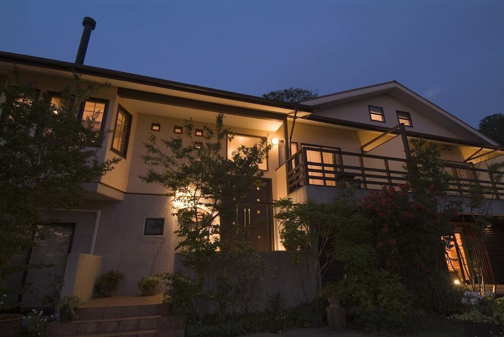 施設の正面 (日没後)