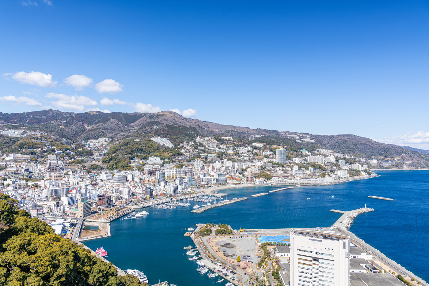 静岡県熱海市　日本を代表する温泉地　晴天の熱海の街並み