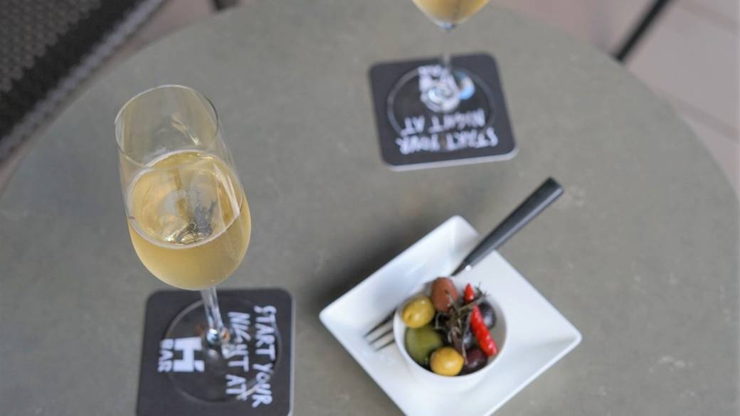 テラス席でお酒 / 2