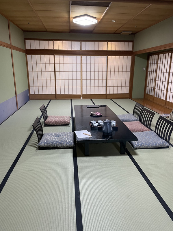 横にソファの部屋もある