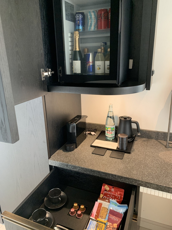 ミニバー周辺。セット品は一般の部屋もスイートも変わらずです。