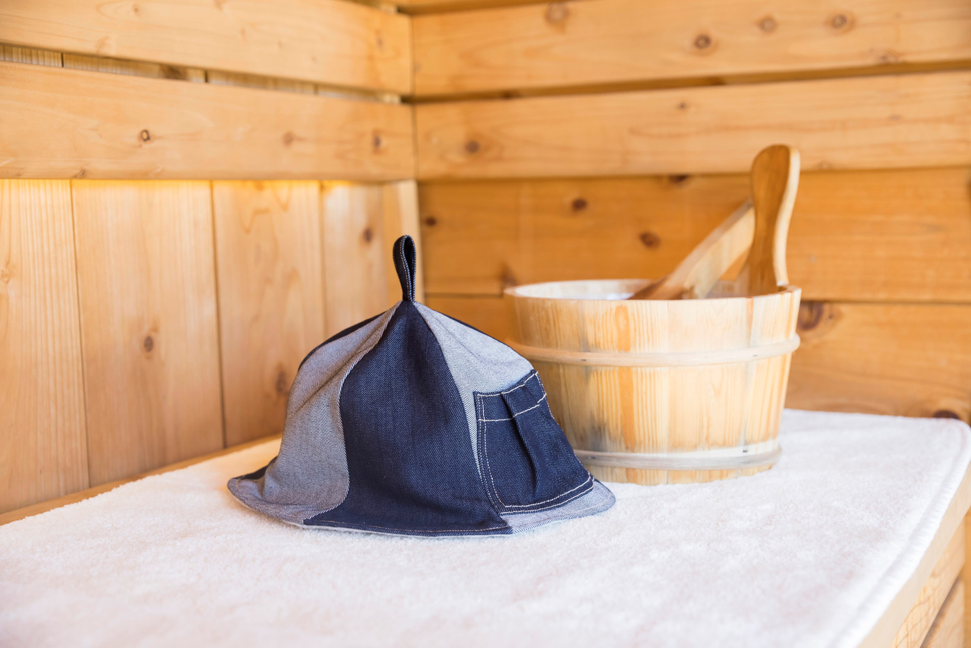 サウナロウリュウイメージ　サウナ桶