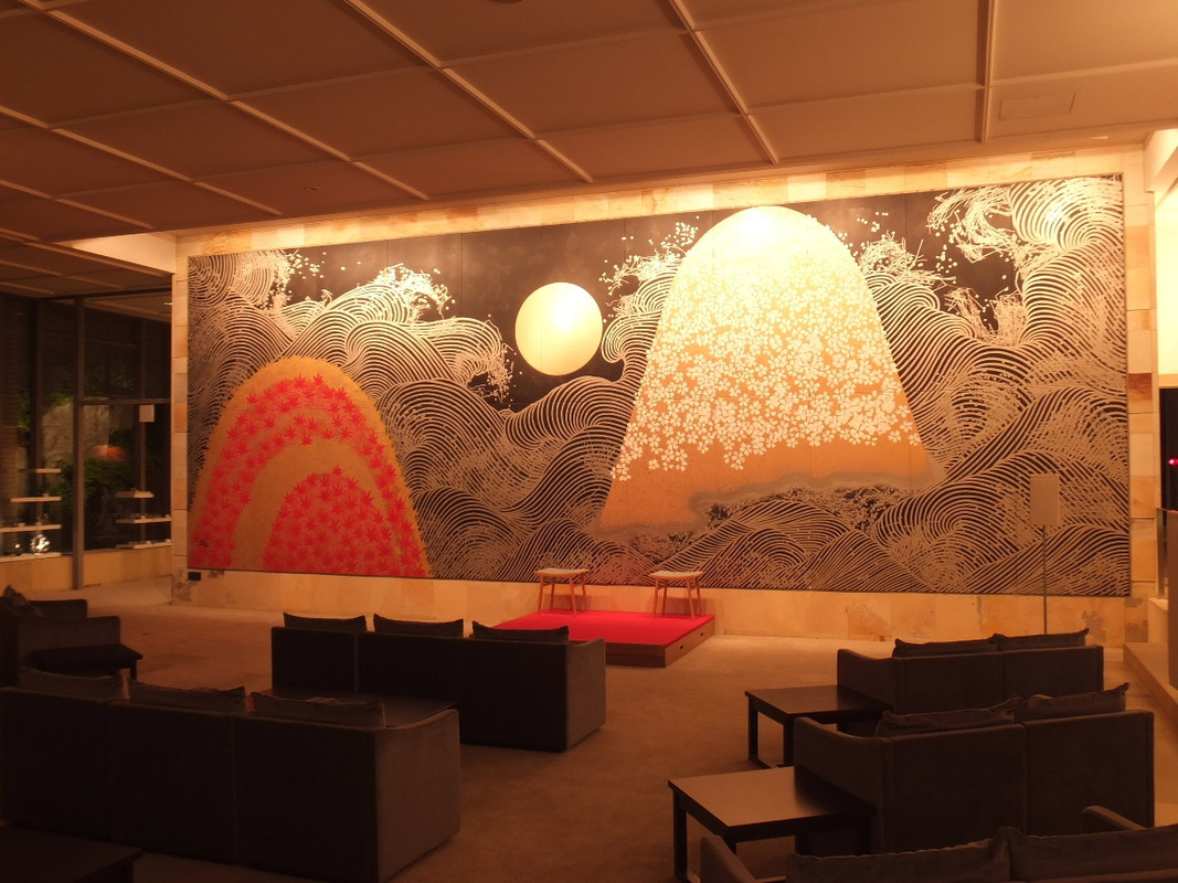 立派な壁画の前で、津軽三味線の生演奏があります