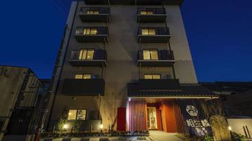 施設の正面 (日没後) / 2