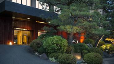 施設の正面 (日没後) / 2