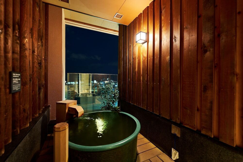 無料貸切風呂／夜の陶器風呂