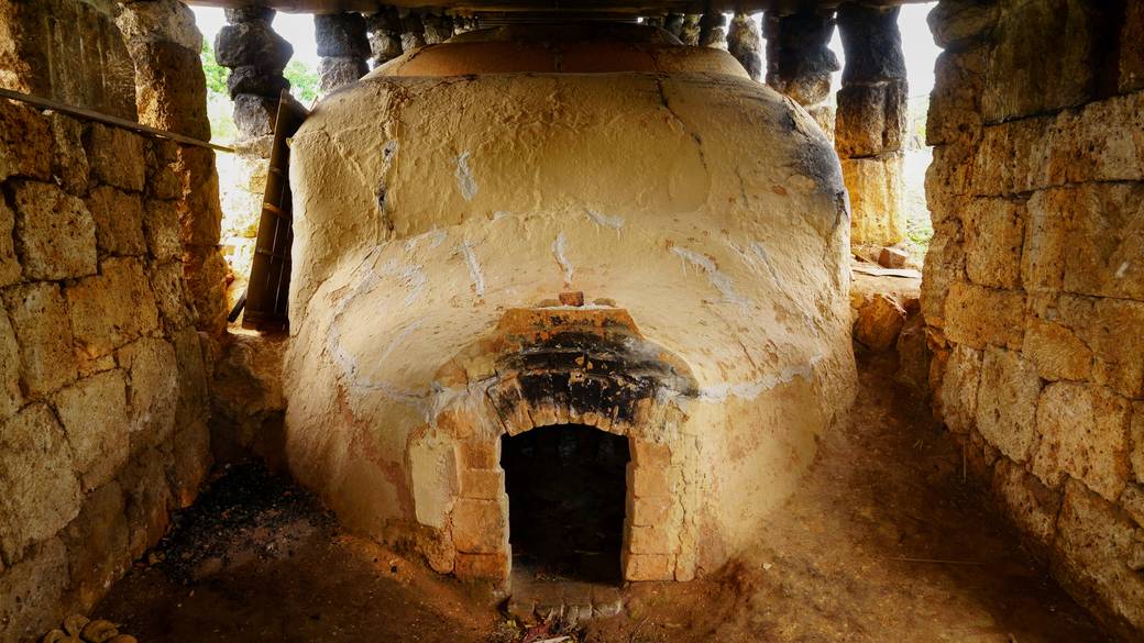 「やちむんの里」で
沖縄の陶芸に触れる
 / 2
