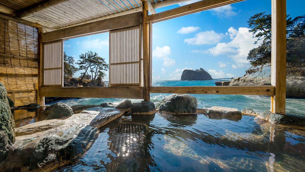 驚きと癒しに包まれる
波打ち際の露天風呂 / 2