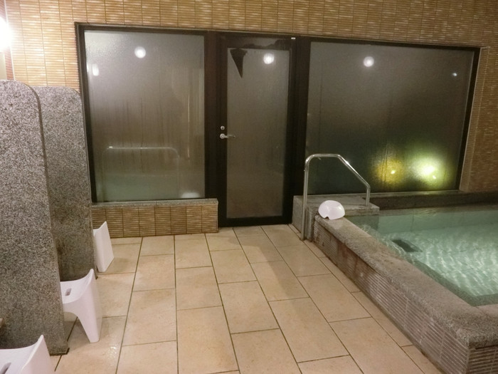 大浴場は強酸性で効能が高いと言われている「湯畑」の源泉掛け流し