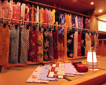 美しい花々が出迎える木造建築の老舗旅館3478201