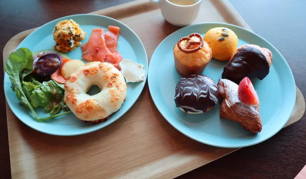 朝食はベーグルサンドがおすすめ。好みのベーグルと具材とディップを選んで、自由にサンドして。