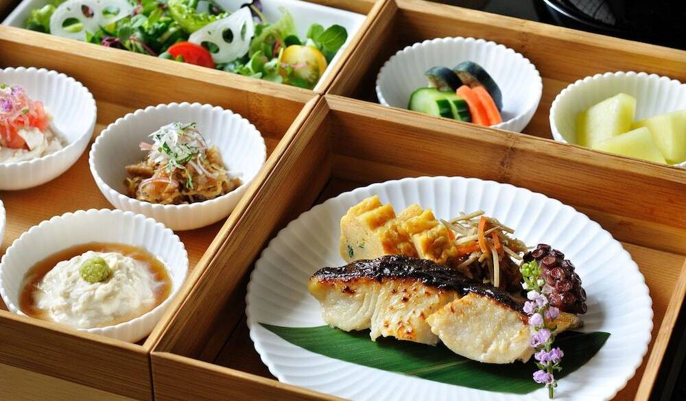カラフルな小鉢が並ぶ
優雅な朝食 / 1