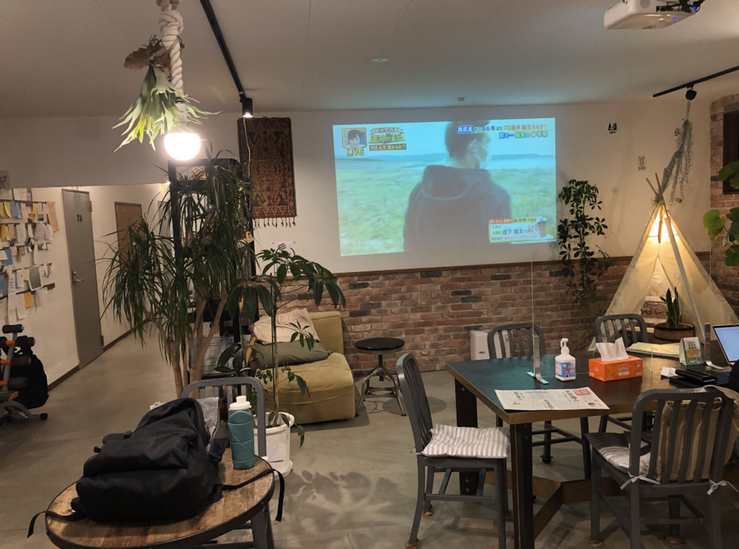 快適そうなロビーとリビングの共有スペース