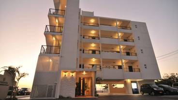 施設の正面 (日没後) / 1