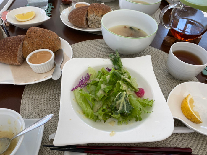 健康的な「フレンチマクロビ」のほか、「ファスティング（断食）」も。人参ジュースなどを取り入れて無理なく