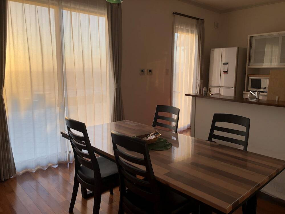 客室内のダイニングエリア