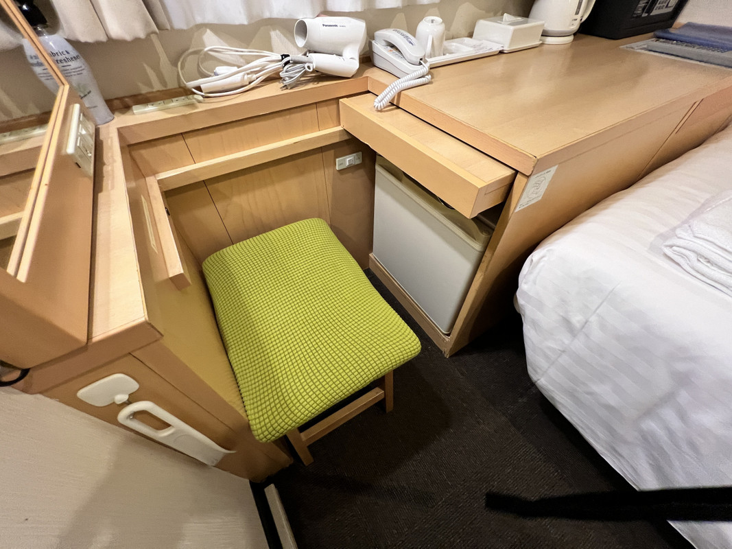 デスクが収納されて、中に座る感じでね