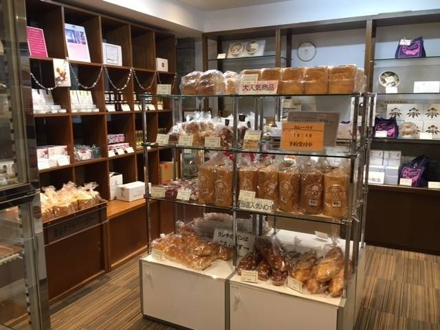 館内ギフトショップで
限定お土産探し / 1