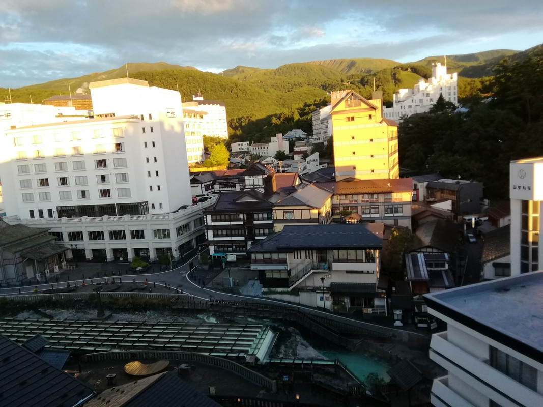 部屋から湯畑越しに天狗山を望む