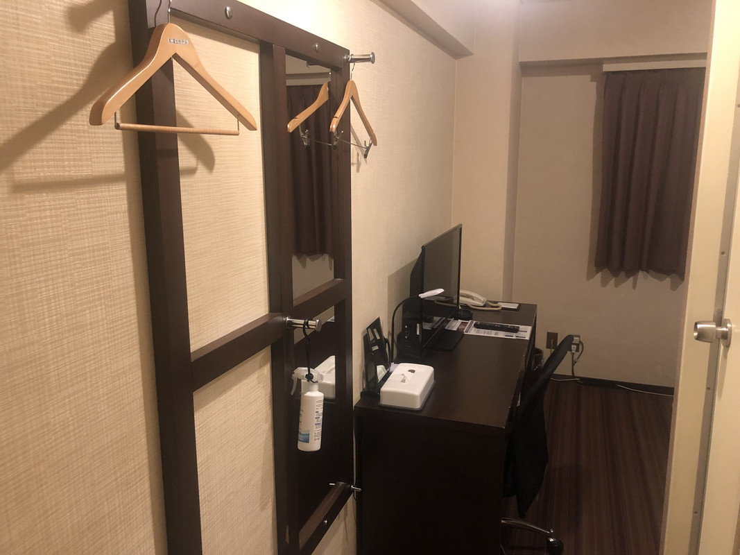 荷物置きはない。