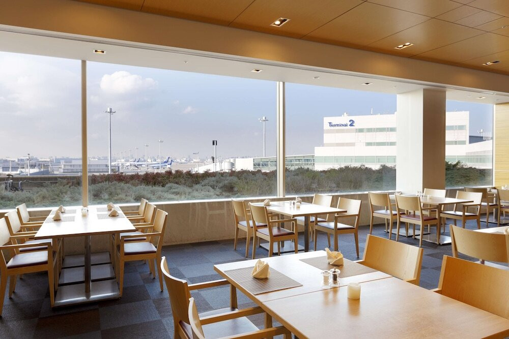 飛行機を眺めながらお食事♪フライヤーズテーブル3771170