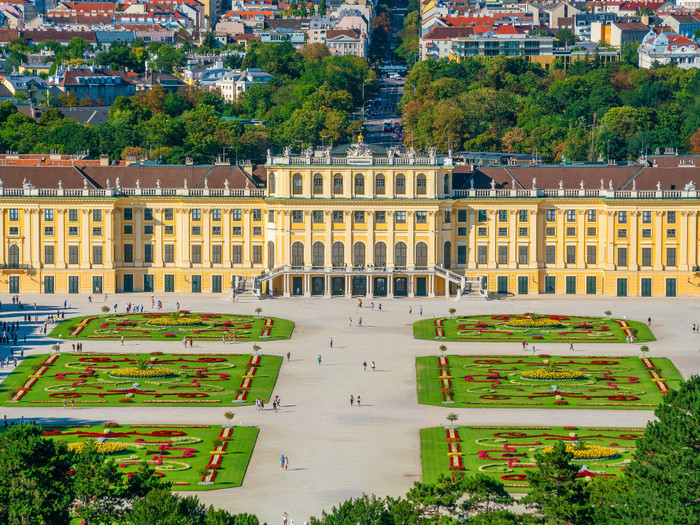 カフェのそばには、クリーム色に輝くハプスブルク家の離宮「シェーンブルン宮殿」が。あわせて観光してみて