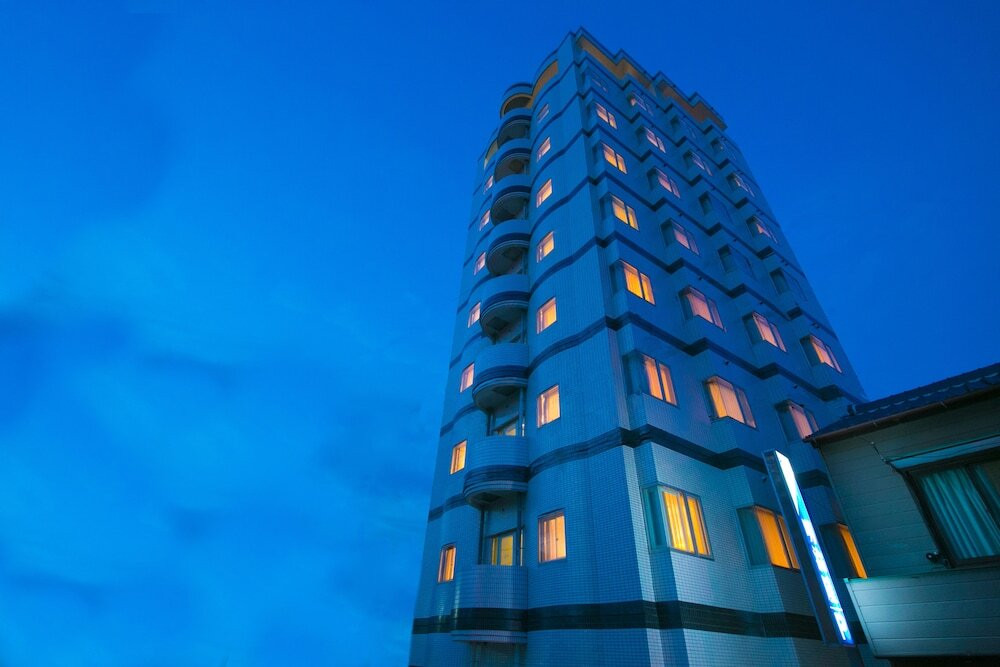 施設の正面 (日没後)