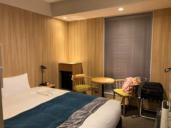 シングルでも部屋はそこそこ広い。デスクがなくテーブルで共有