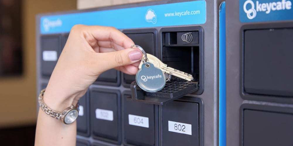 チェックイン / チェックアウト キオスク