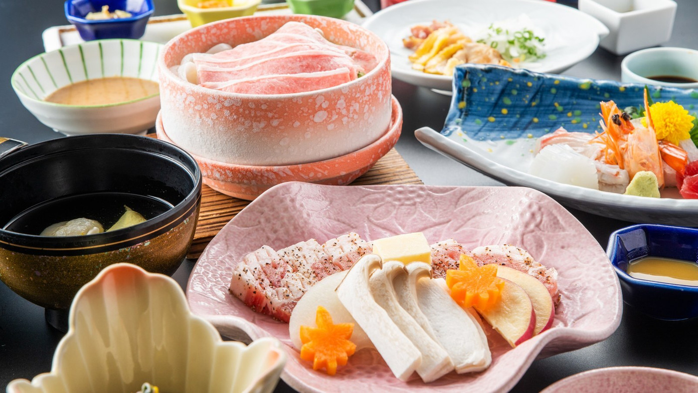 黒豚、黒牛、薩摩黒鶏を一度に味わえるディナーに、焼酎バーも嬉しい♪4022244