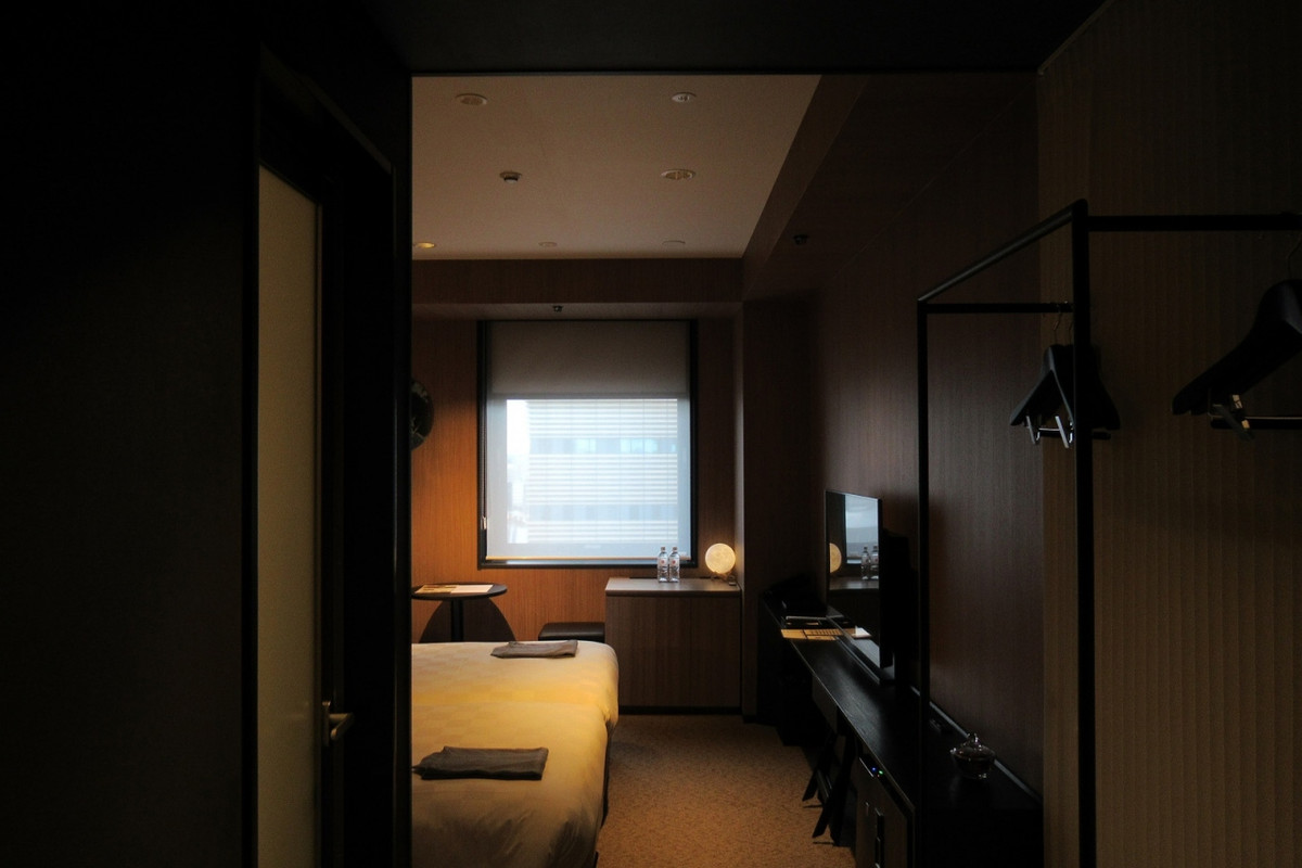 客室はアース・カラー、正面には月型ライト