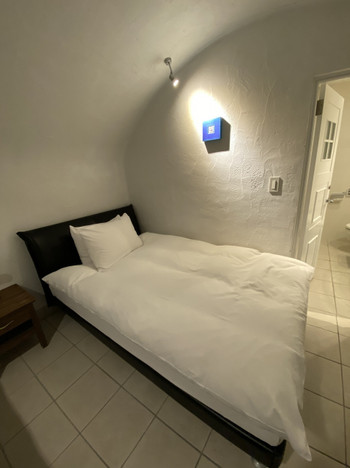 全客室にある、エーゲ海をイメージしたブルーのオブジェ3959116