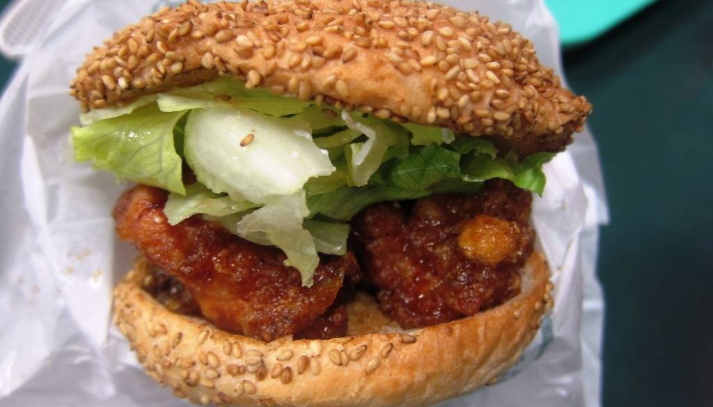 ご当地バーガーを堪能
「ラッキーピエロ」 / 2