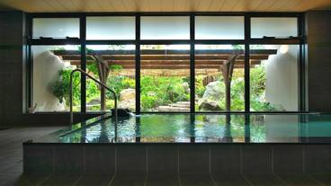 大浴場から見る庭園 / 1