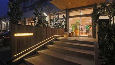 施設の入り口 / 33