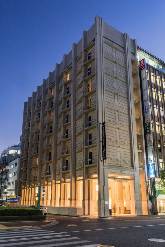 施設の正面 (日没後)